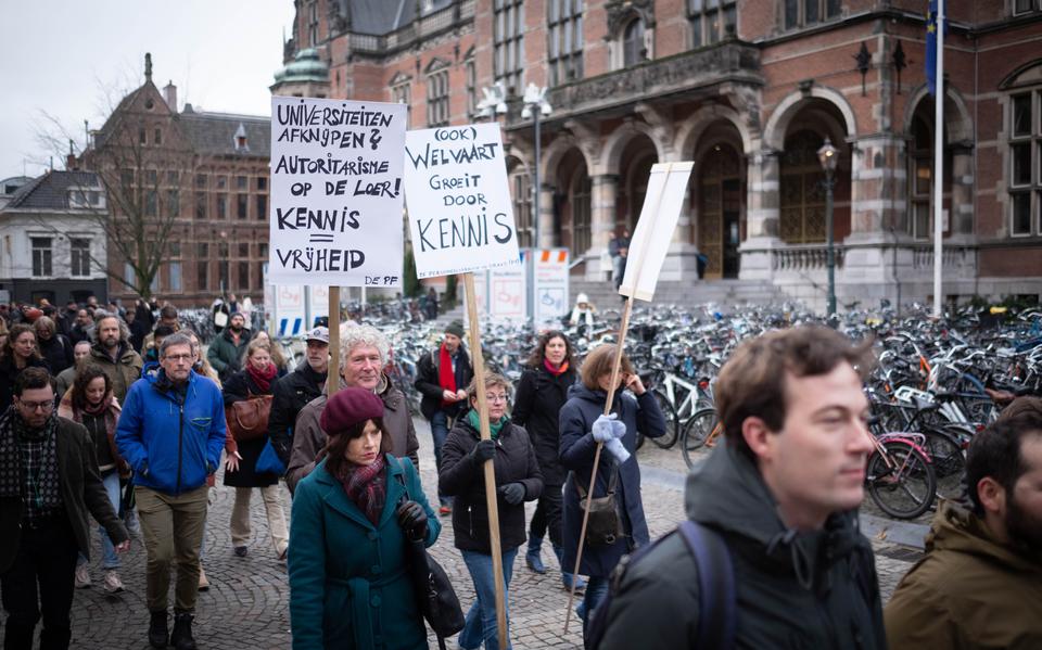 Medewerkers van Rijksuniversiteit Groningen organiseerden woensdag een lawaaiprotest tegen de bezuinigingen in het onderwijs.