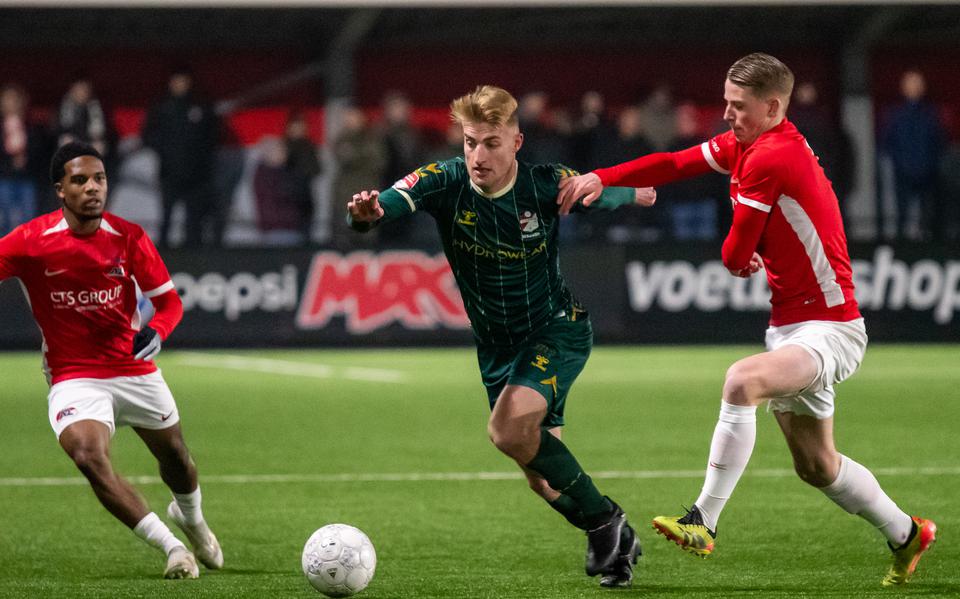 FC Emmen-speler Fridolin Wagner (midden) is zijn tegenstander van Jong AZ te snel af.