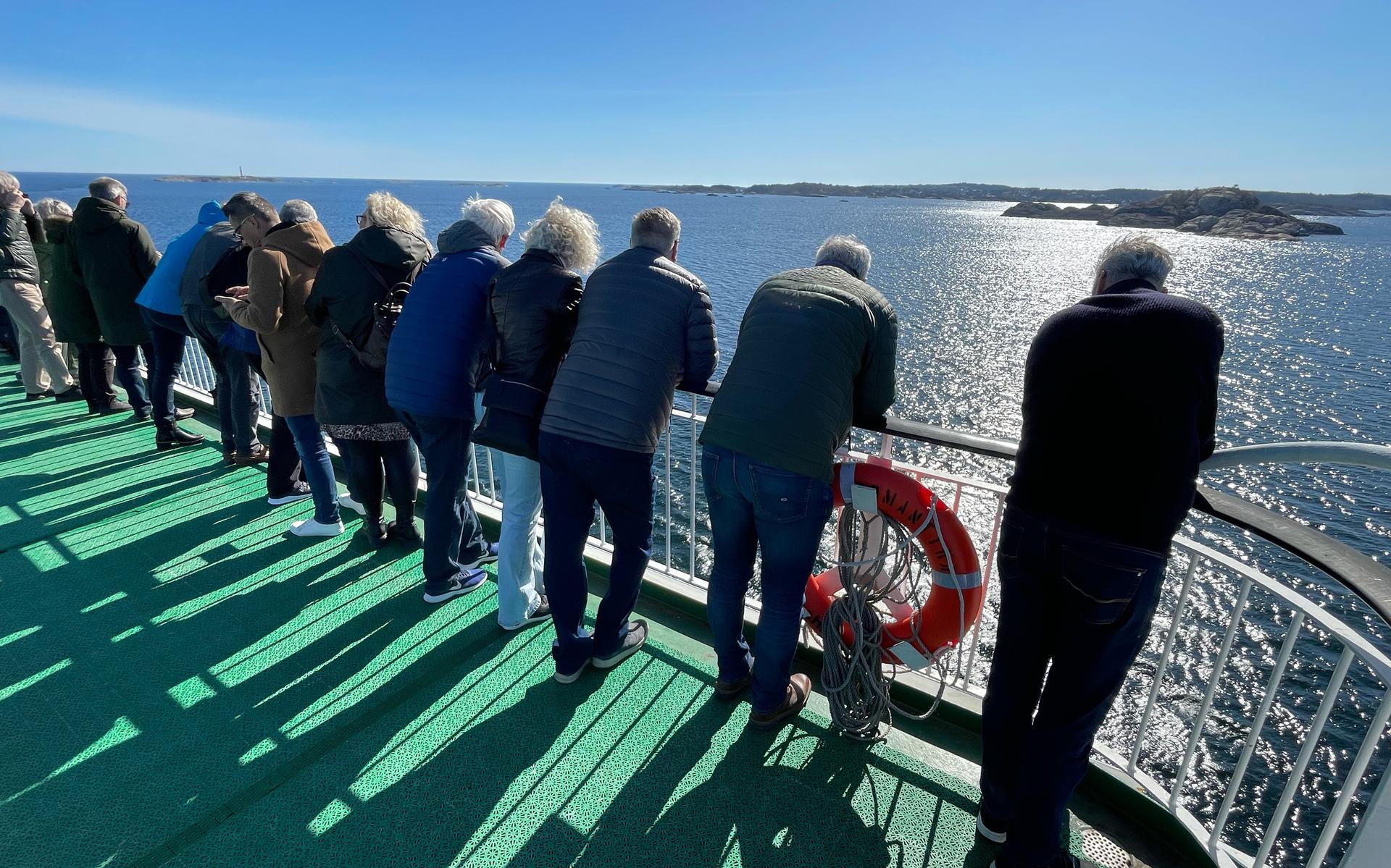 Archiefbeeld van passagiers die op de MS Romantika van Holland Norway Lines de Noorse kust aan zich voorbij zien glijden.