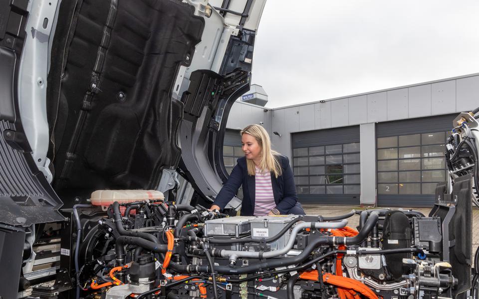 Anouk Waninge bij de nieuwste Volvo, die een zware elektromotor heeft.