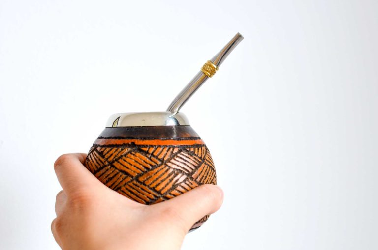 yerba-mate-in-hand