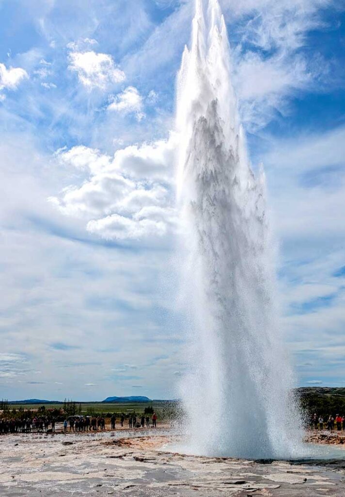 geysir-strokkur-exploding-golden-circle-main-attraction-Iceland