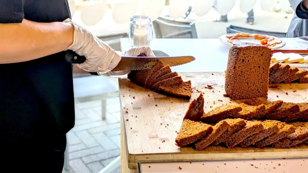 slicing-rye-bread-Iceland