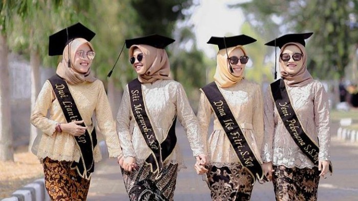 5 Inspirasi Model Kebaya Cantik dan Kekinian untuk Wisuda