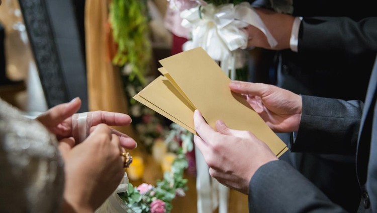 Setahun Berlalu, Pasangan Pengantin Tetap Tagih Tamu Undangan Amplop Kondangan