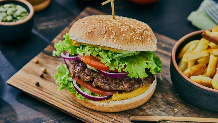 Viral Pengantin Pilih Pakai Burger Dua Tingkat Ketimbang Wedding Cake, Ternyata...