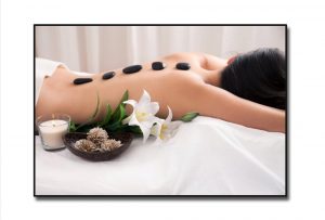 Tranh spa đẹp cô gái nằm thư giãn với dịch vụ chườm đá nóng trên lưng