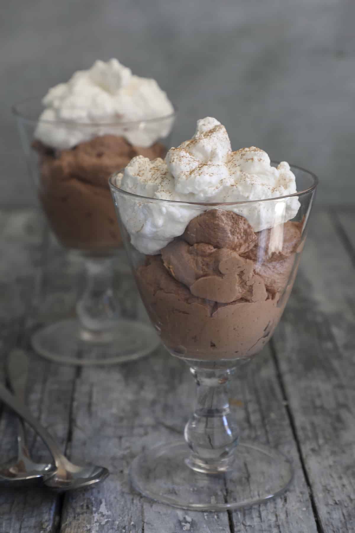 Two glasses of gingerbread mousse.