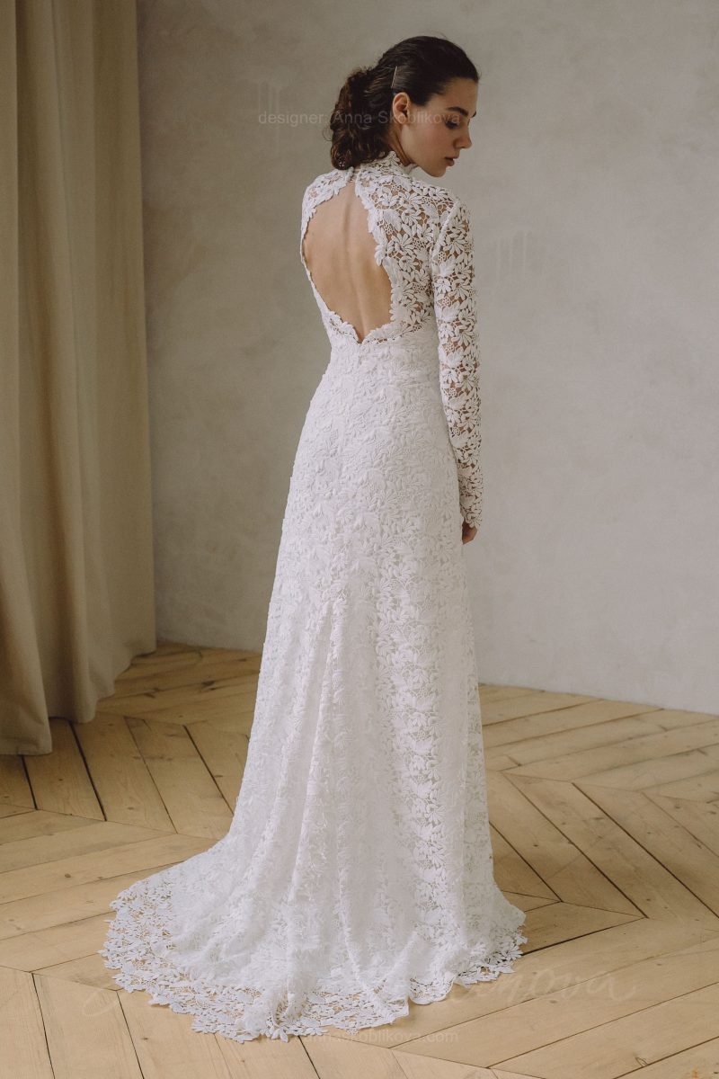 High neckline lace wedding dress - Vivienne : Photo 1 \ Anna Skoblikova \ 0227