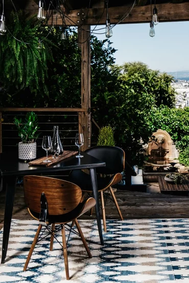 style industriel bois en noir sur la terrasse tapis et meubles coin repas