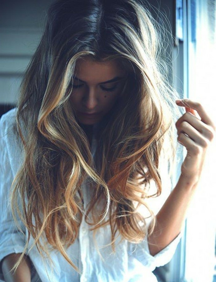 cool-balayage-miel-blond-caramel-tenue-de-jour-belle