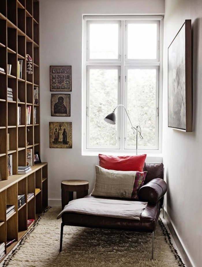 bibliotheque-meuble-placee-a-cote-de-la-fenetre-et-grand-fauteuil