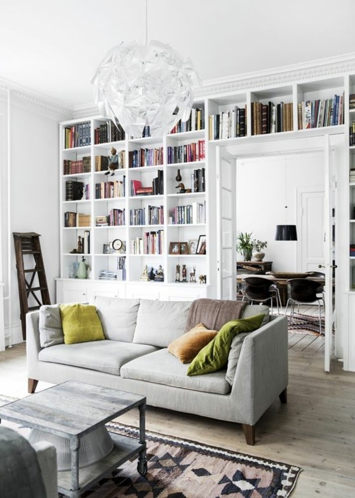 bibliotheque-murale-blanche-dans-un-salon-moderne