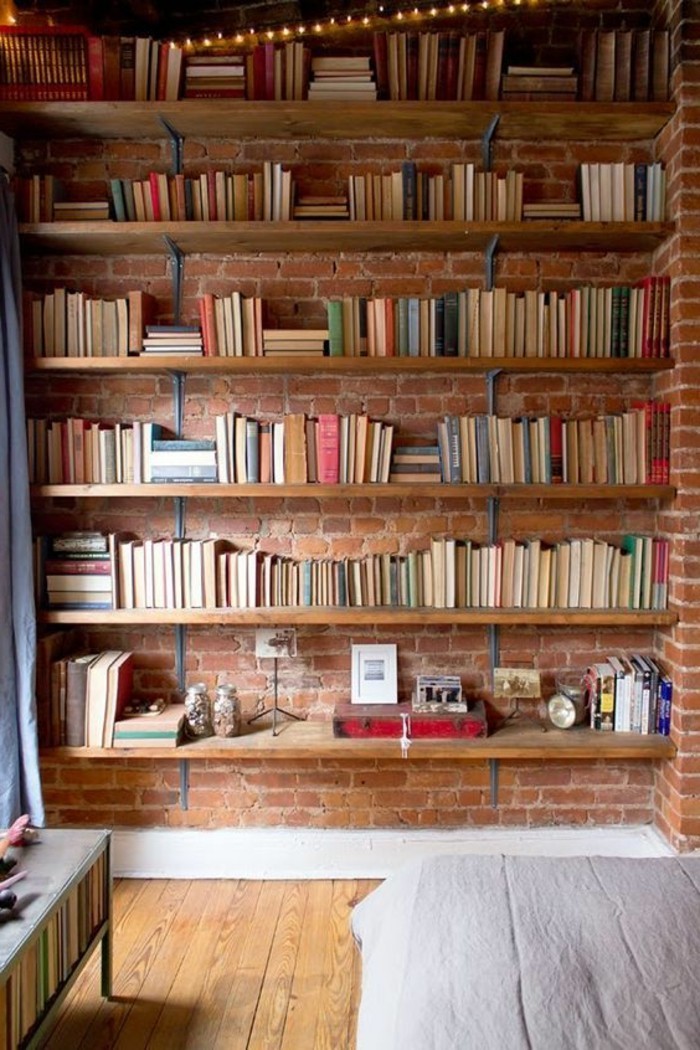 etagere-bibliotheque-design-industriel-et-mur-en-briques