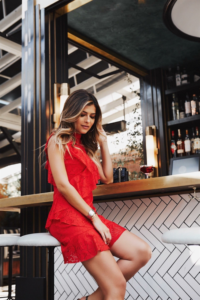 jolie fille qui porte une robe rouge de cocktail, robe de soirée pas cher rouge