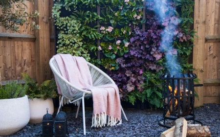 salon de jardin cocooning avec chaises en metale et couverture moelleuses gravier pots fleuris brise vue naturel