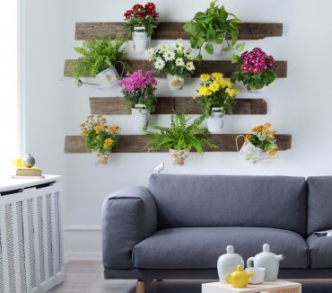 fleur murale canapé gris recyclage bois recup diy rangement planches palettes plante fleurie