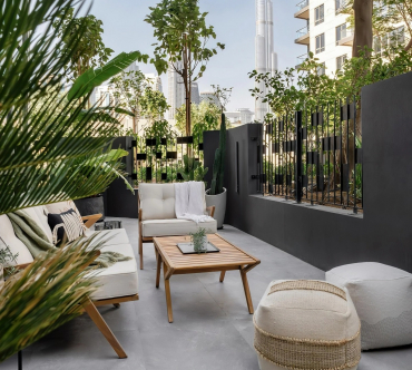 amenagement terrasse exterieur dalles beton meubles bois pouf