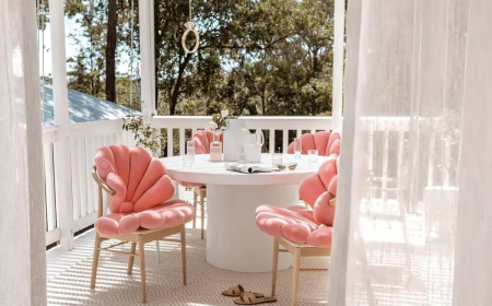 ombrager une terrasse avec rideaux blancs transparents toit bois blanc