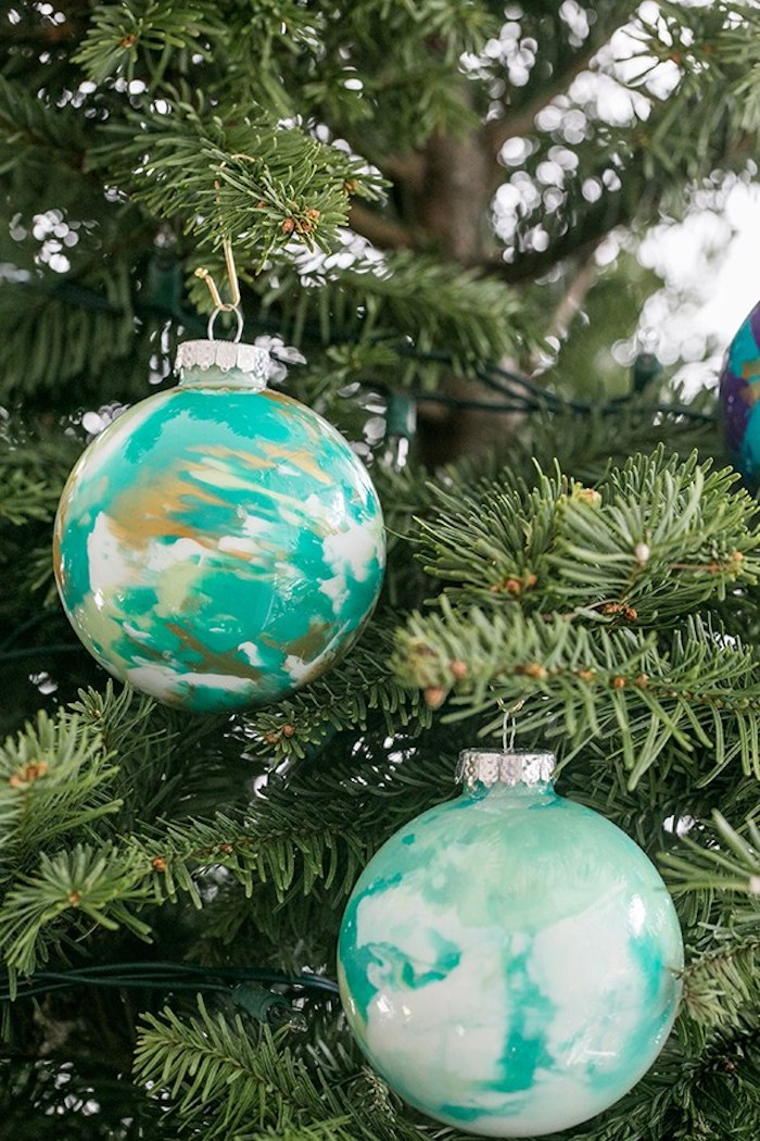 Marble Christbaumkugeln selber machen, einfarbige Kugeln mit Nagellack verzieren 