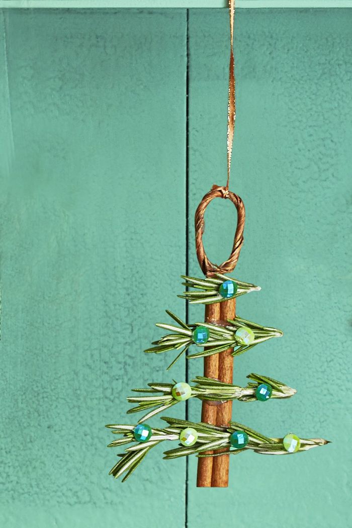 Weihnachtsschmuck aus Naturmaterialien basteln, DIY Weihnachtsbaum aus Zimtstange und Tannenzweigen