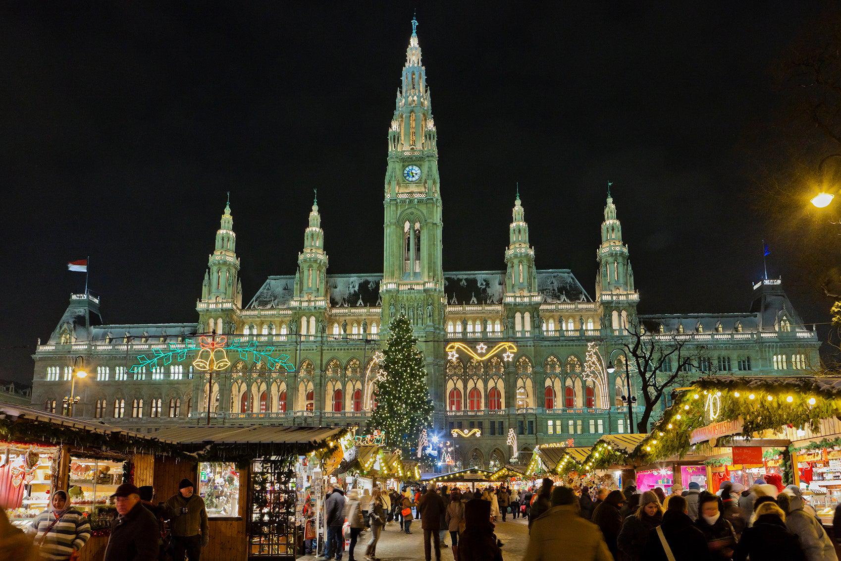 Vienna’s Christmas market, in front of the imposing city hall (istock)