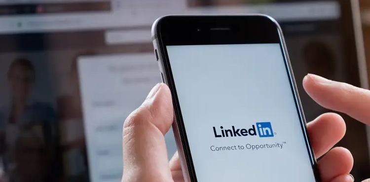 iPhone user sues LinkedIn