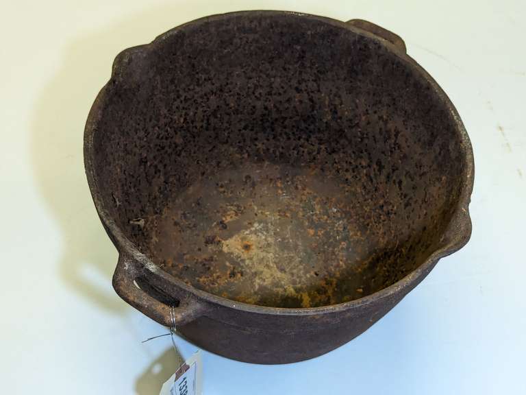 ANTIQUE CAST IRON BEAN POT