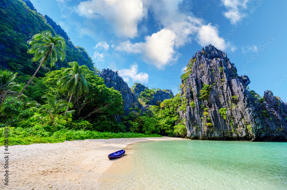 Hidden beach in Matinloc Island, El Nido, Palawan, Philippines ...