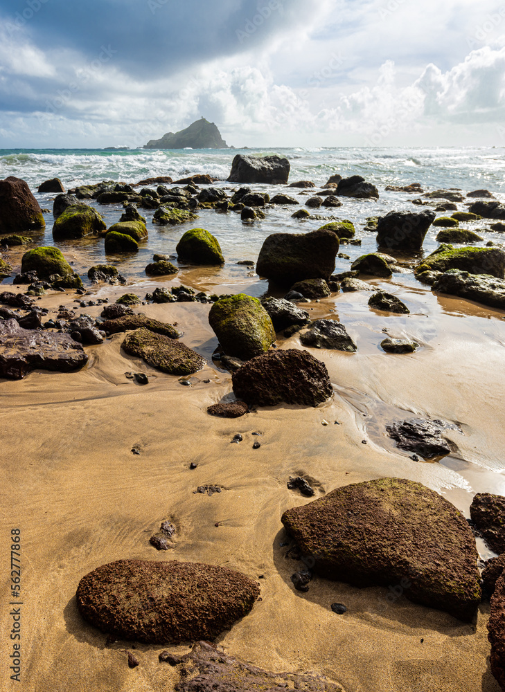 Foto de Lava Rocks on Koki Beach With Alau Island in The Distance, Koki ...