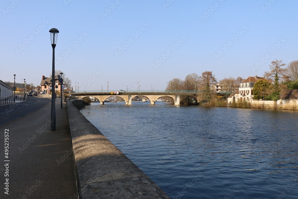 Le pont Jean Moreau sur la rivière Yonne en premier plan, avec le pont de la Tournelle en arrière plan, ville de Auxerre, département de l'Yonne, France