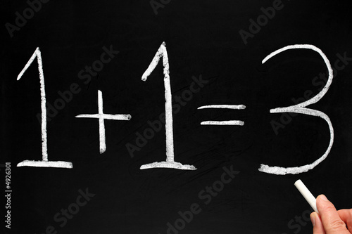 Foto Writing 1+1=3 on a blackboard.