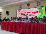 Polresta-Manado-melaksanakan-press-release-akhir-tahun-2024-bersama-awak-media.jpg