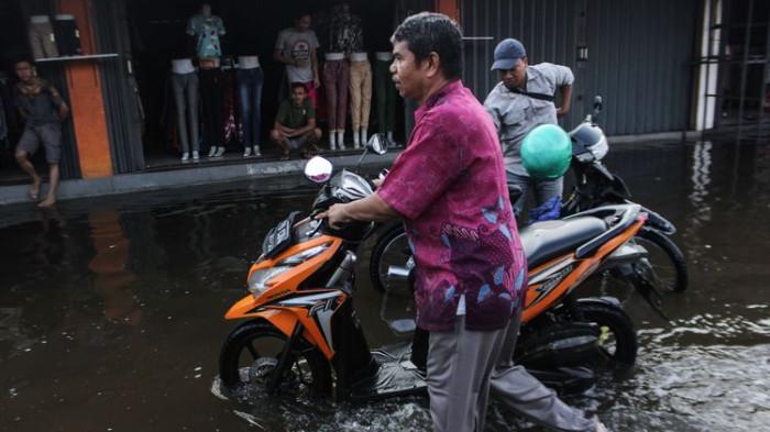 3 Hal yang Perlu Diperhatikan agar Aman Berkendara saat Menerjang Banjir, Jangan Sembarangan Ngebut