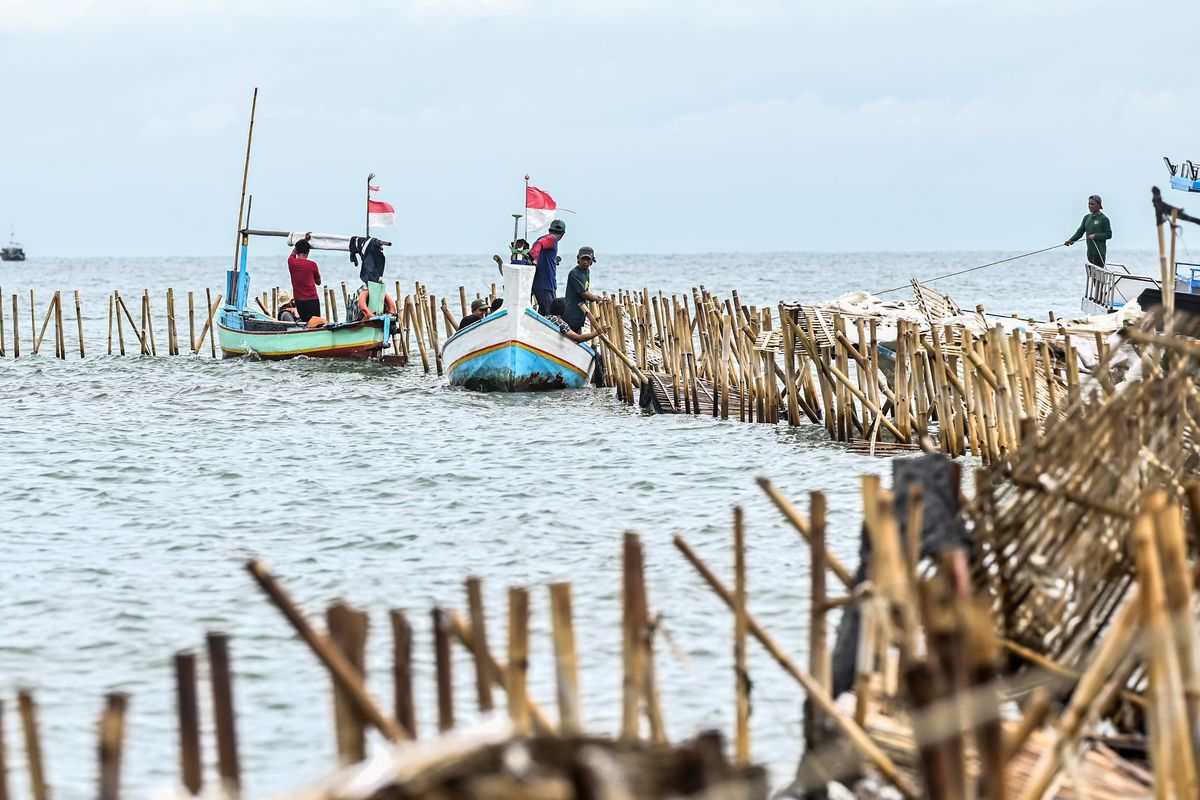 Sejumlah nelayan membongkar pagar laut yang terpasang di kawasan pesisir Tanjung Pasir, Kabupaten Tangerang, Banten, Sabtu (18/1/2025). Sebanyak 600 personel TNI AL dan para nelayan Tanjung Pasir membongkar pagar laut tanpa izin dengan target penyelesaian selama 10 hari dengan jarak sepanjang 30,16 km. ANTARA FOTO/Rivan Awal Lingga/YU