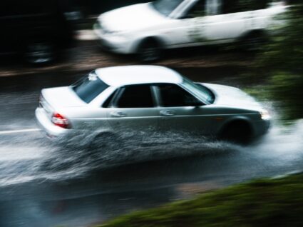 carro em aquaplanagem