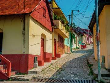 Narrow street in the town of Flores (Guatemala) puzzle online from photo