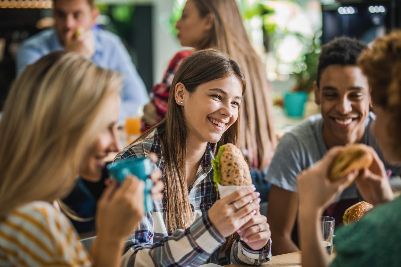 Vertical explainer photo 1 - Kids eating lunch