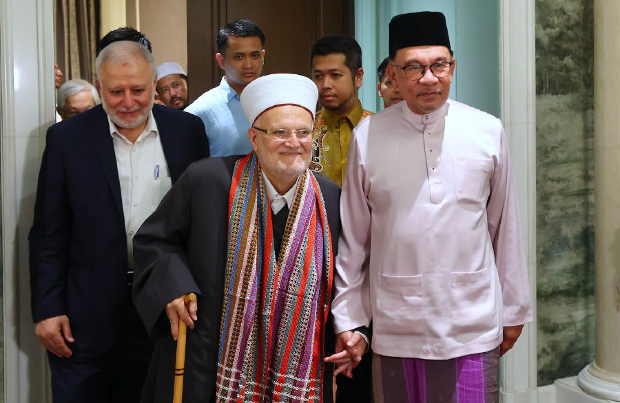 Prime Minister Datuk Seri Anwar Ibrahim said tonight that the ‘Majlis Ilmu Madani’ talks are organised in line with efforts to give the people an understanding of the meaning of the Madani nation introduced by the government. -BERNAMA PIC