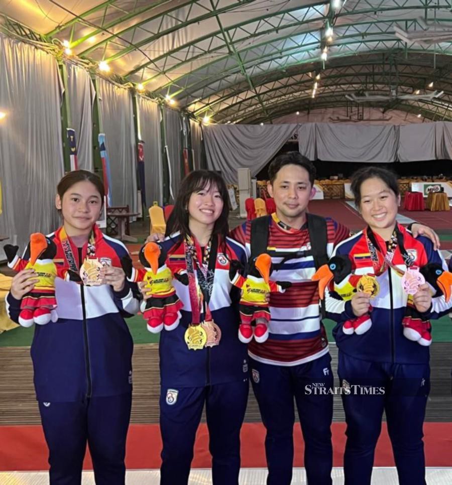  Sukma medalists (from left), Nur Qalesha Mohd Radzuan, Lauren Tang, coach Amir Adha and Mereid Khaw.