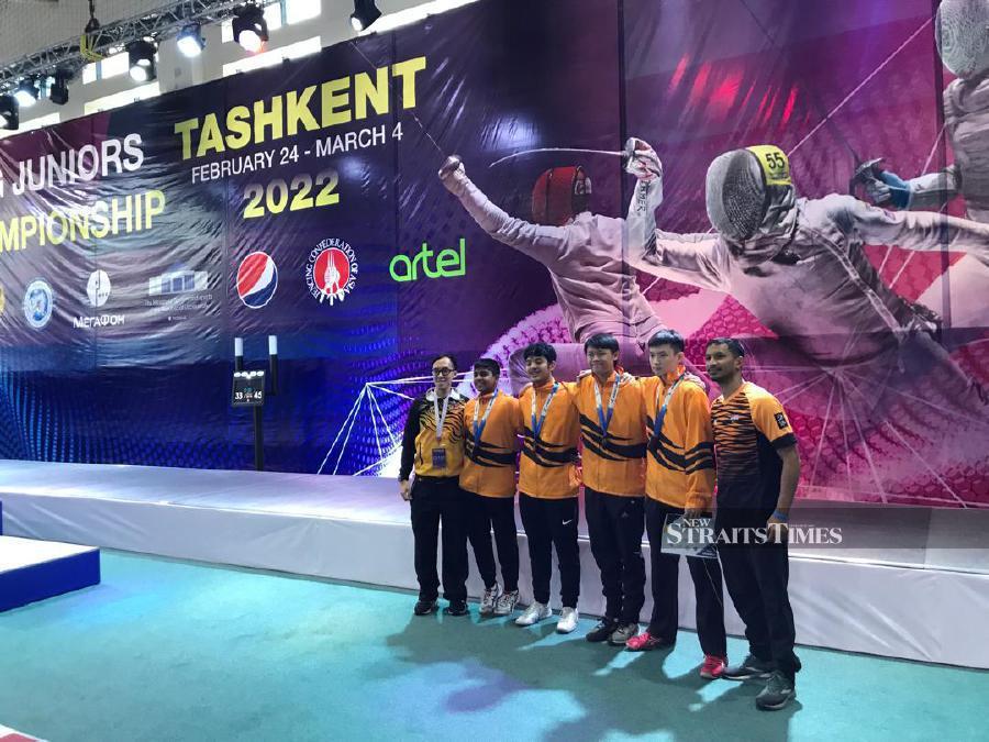  Head coach, Nontapat Panchan (far right) with Goh Wen Hao (next to him) and Umar Zafran (second from left), won the bronze medal in the Cadet Men’s Foil team event in Uzbekistan, 2022.