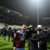 Fans Borgoun-Jallieu berhamburan ke lapangan usai timnya mengalahkan raksasa Ligue 1, Lyon. (Foto: JEFF PACHOU