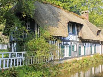 Thatched house. jigsaw puzzle online