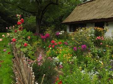 House covered with straw jigsaw puzzle online