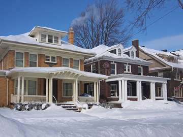 snow-covered houses online puzzle