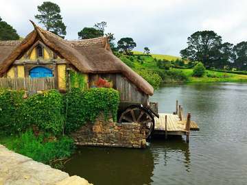 Hobbiton, Lake in New Zealand online puzzle