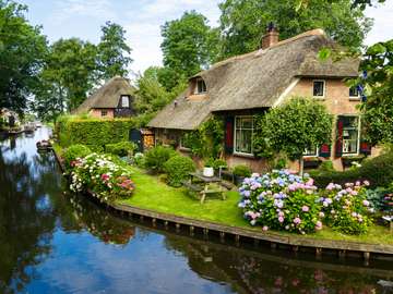 Giethoorn village with canals online puzzle