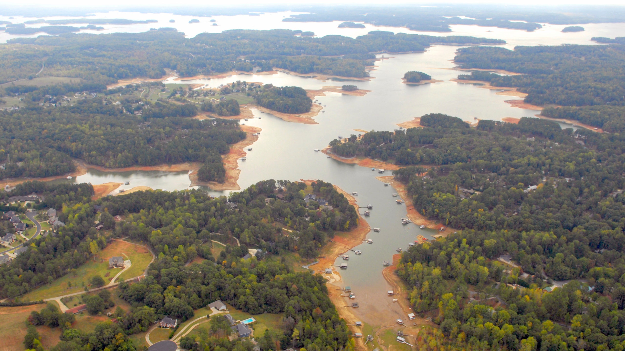 An aerial view of homes and boats along Atlanta's reservoir Lake Lanier in Buford Georgia U.S. on Thursday Oct. 25 2007.