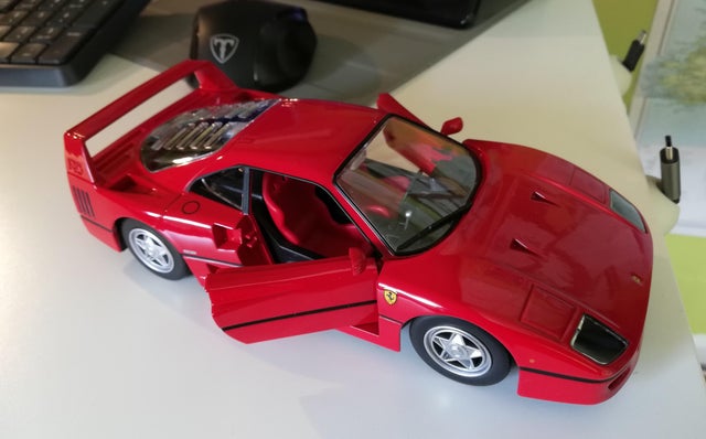 Review picture from customer of Ferrari F40 Red 1/24 Diecast Model Car by Bburago