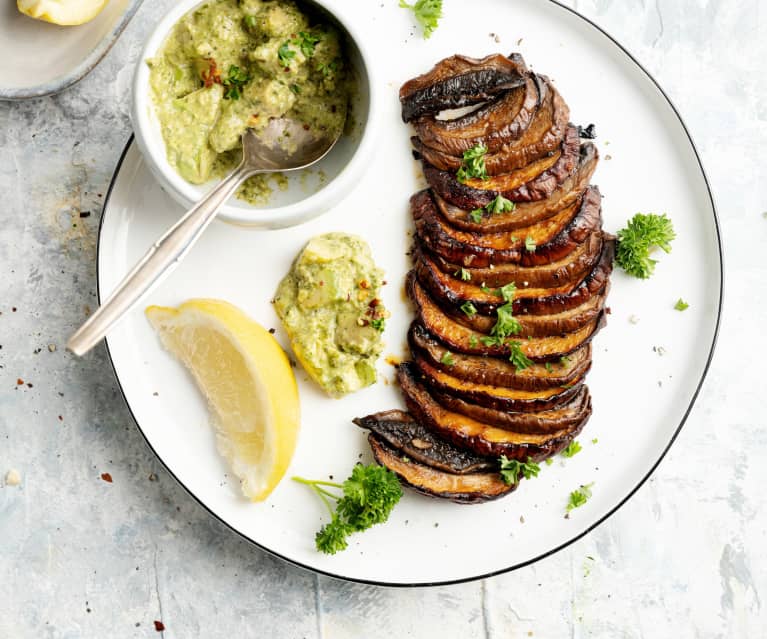 Rebanadas de portobello con chimichurri de aguacate